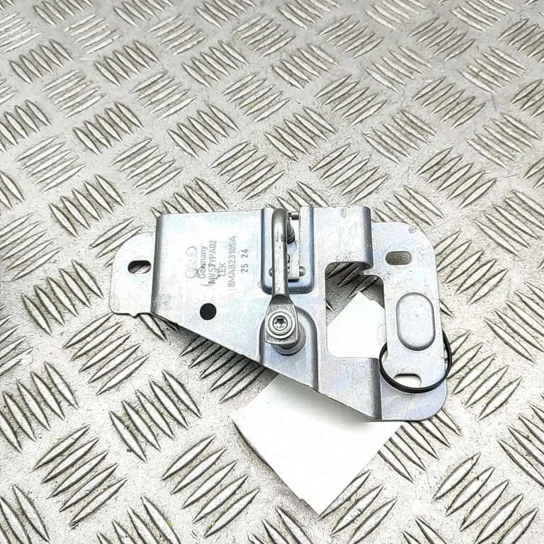 Zaczep zamka maski 8MA823185A