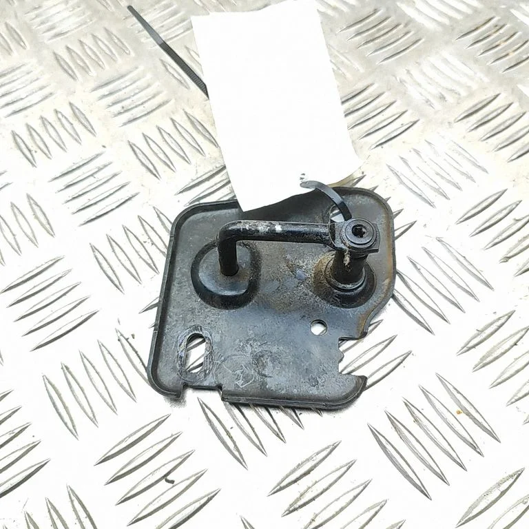 Motora pārsega slēdzenes cilpa 81A823185A