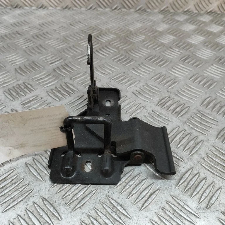 Motora pārsega slēdzenes cilpa 95551148000