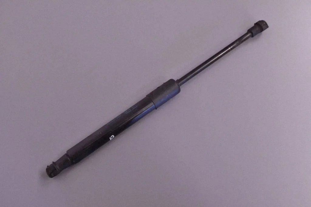 Motora pārsega amortizators 8R0823359A