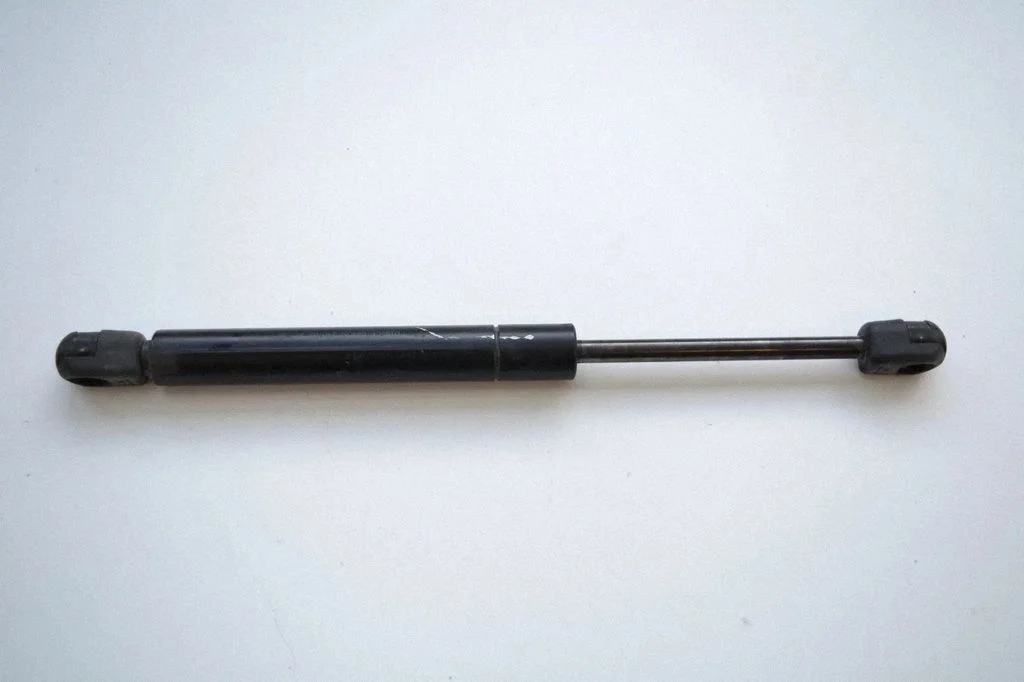 Mootorikapoti amortisaator – Audi TT Mk1 (1999-2006)