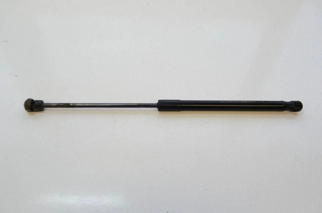 Motora pārsega amortizators 811602B010
