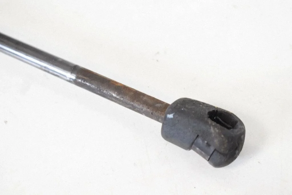 Front bonnet/hood damper/strut – Hyundai Santa Fe (2006-2012)