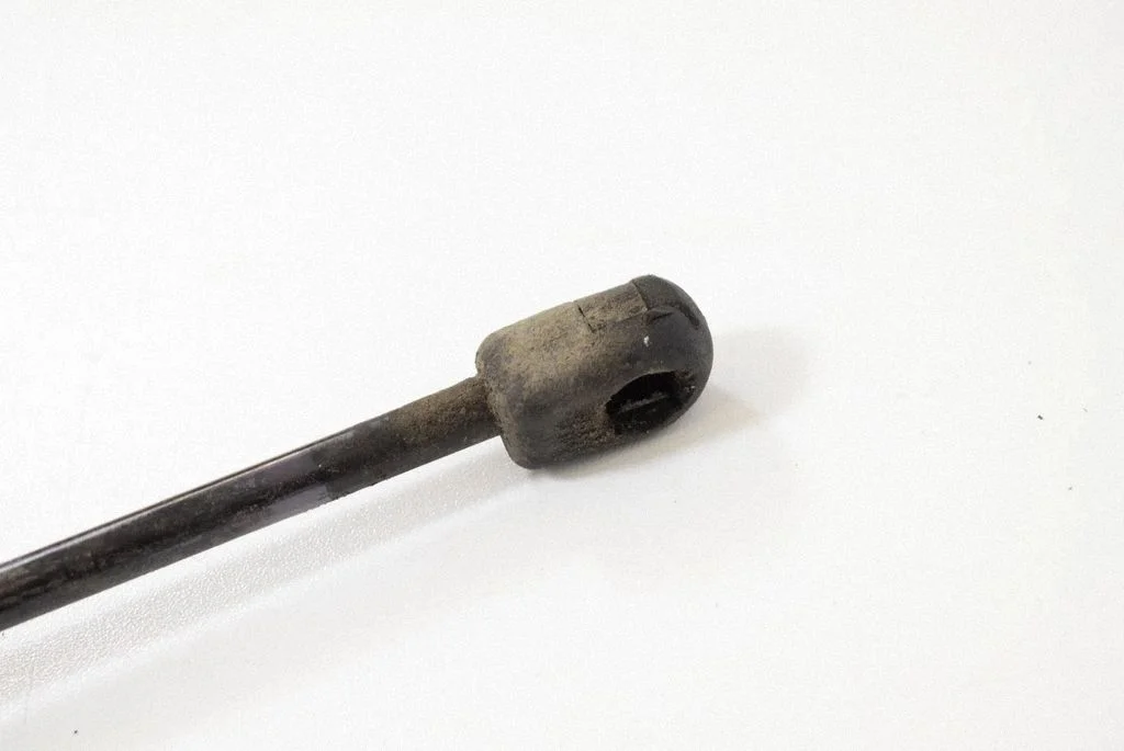 Front bonnet/hood damper/strut – left