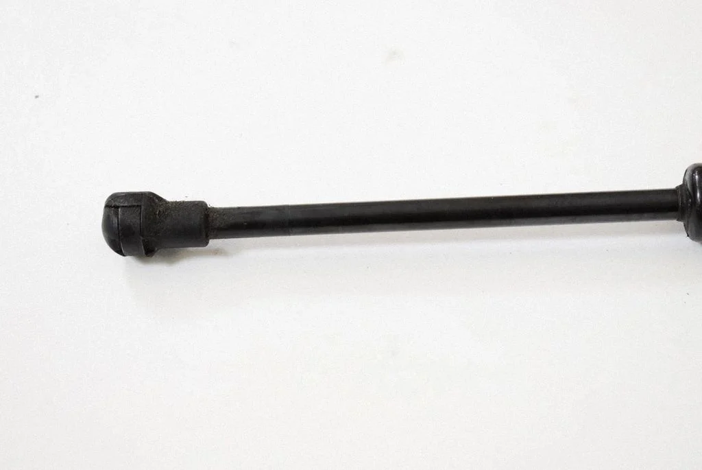 Motora pārsega amortizators 8J0823359C