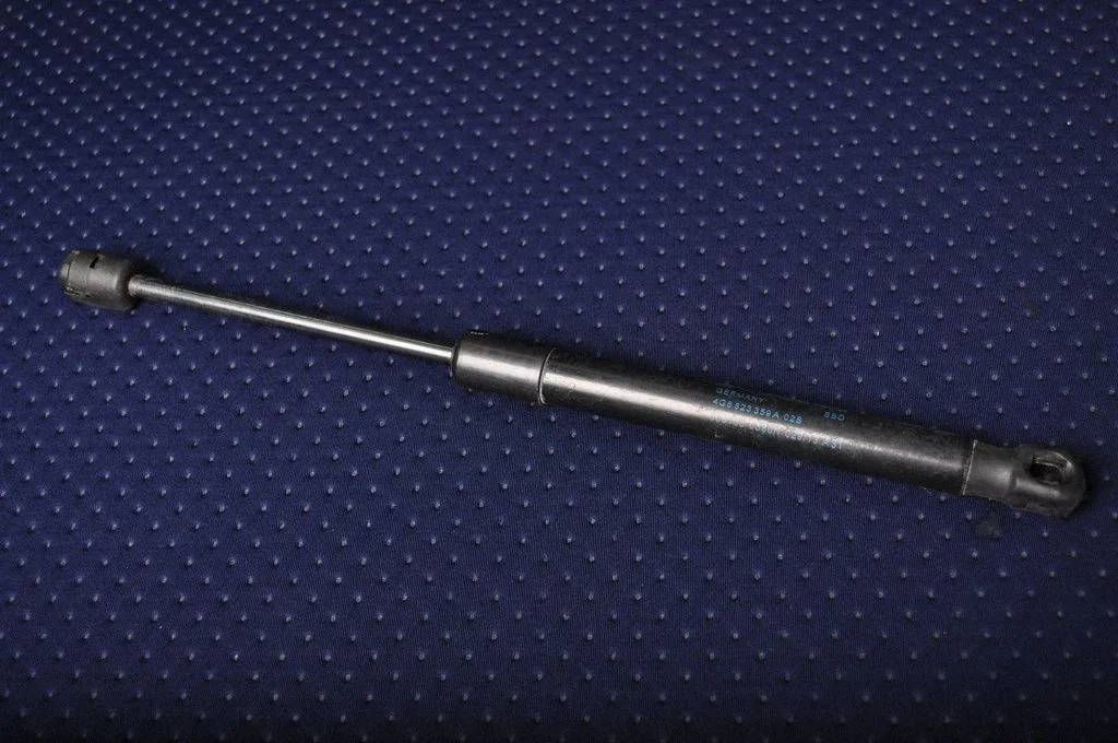 Motora pārsega amortizators 4G8823359A