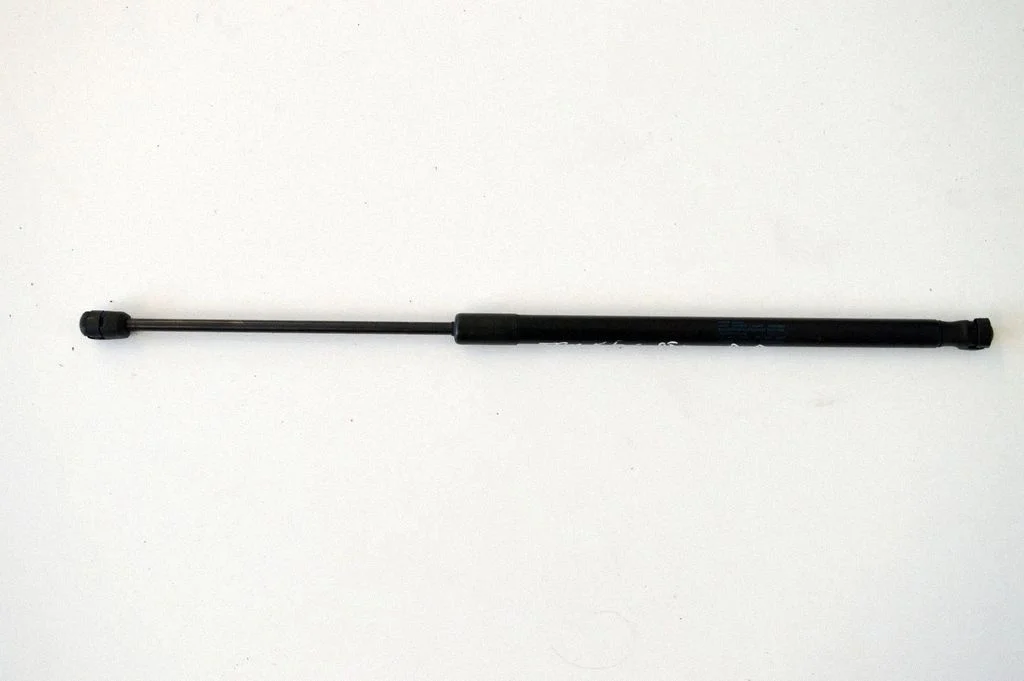 Motora pārsega amortizators – Volkswagen Touareg I (2002-2010)