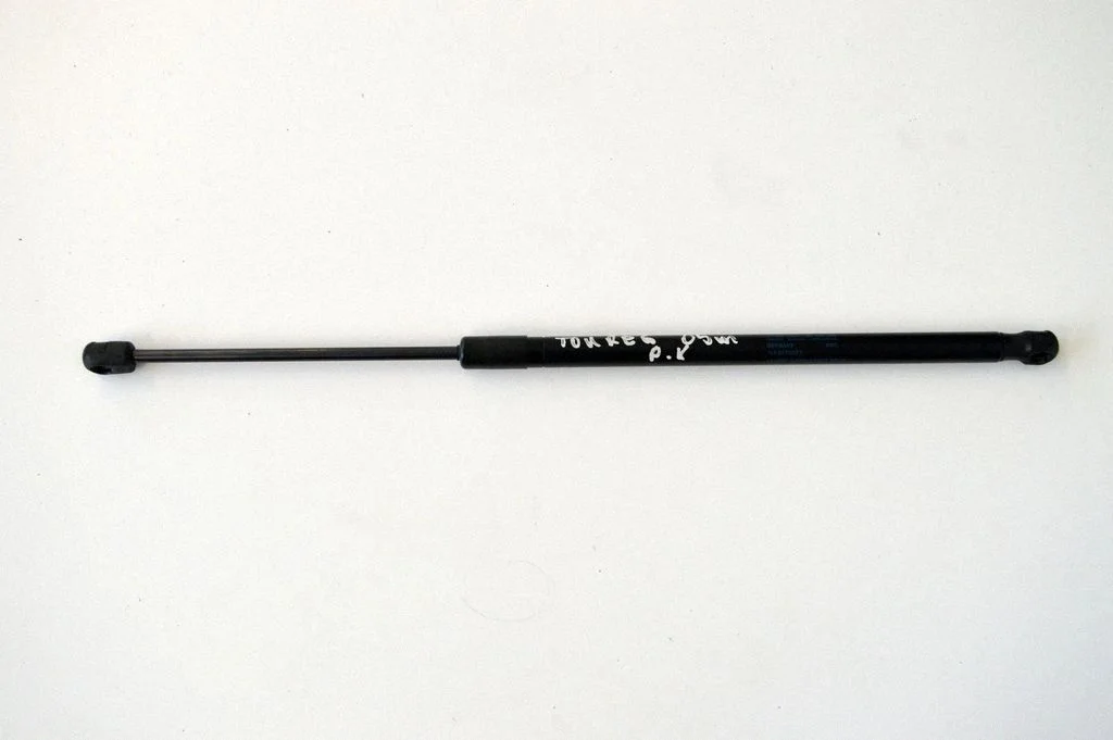 Motora pārsega amortizators – Volkswagen Touareg I (2002-2010)