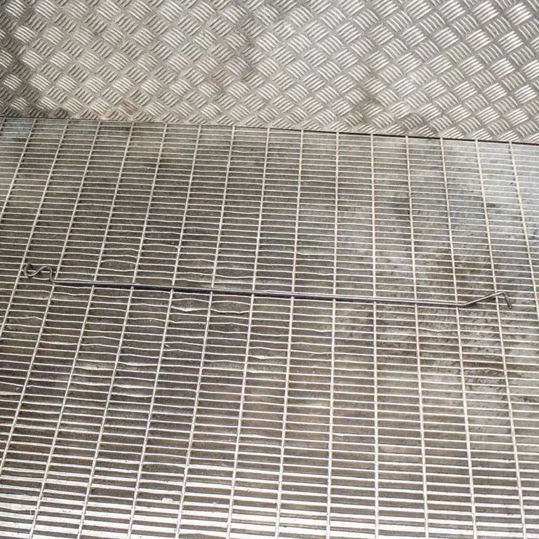 Motora pārsega balsta kātiņš