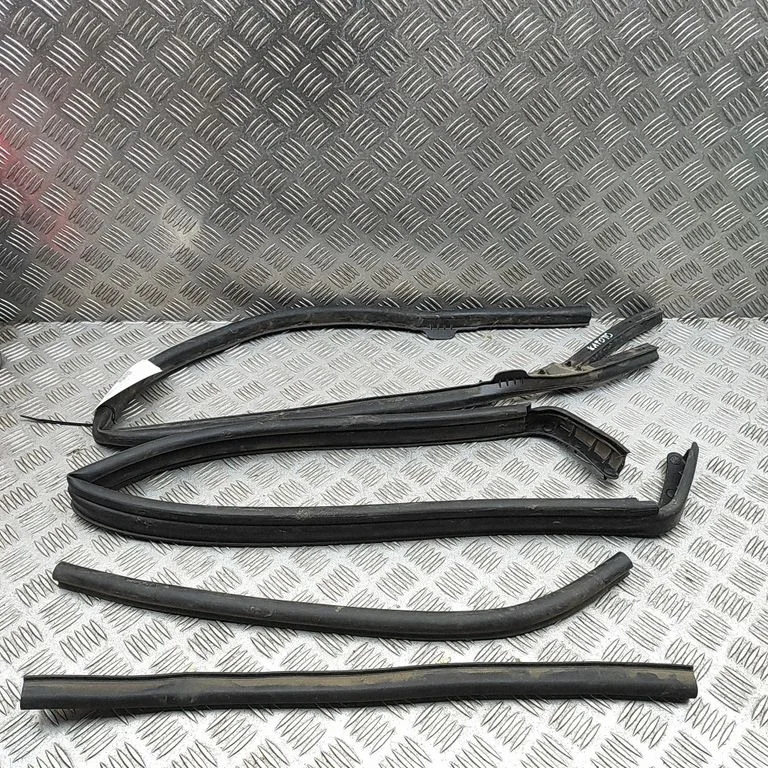Motora nodalījuma gumija LK7216C834A