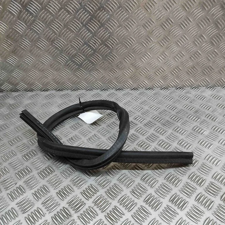 Motora nodalījuma gumija 8V0823723