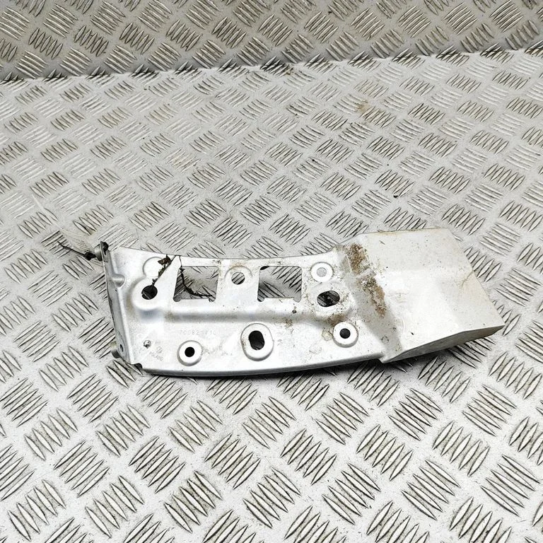 Spārna kronšteins 7C0821110