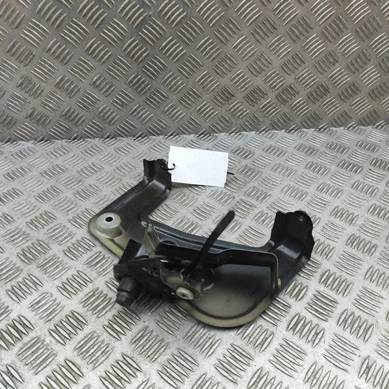Fender mounting bracket 7418216