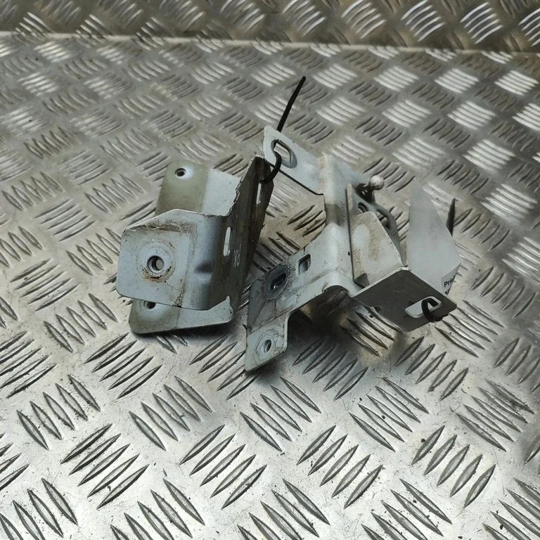 Fender mounting bracket 52045R