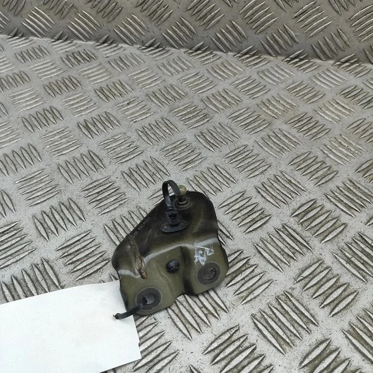 Fender mounting bracket 7470793