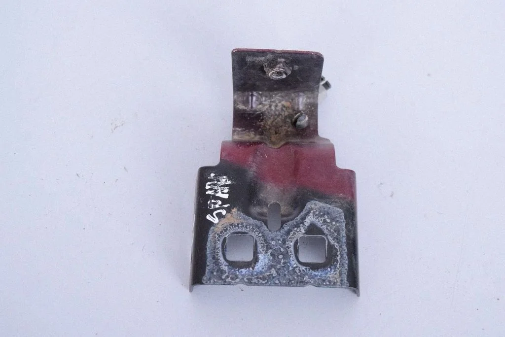 Spārna kronšteins J9C316A142AC