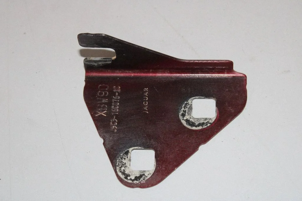 Spārna kronšteins J9C316C076AC