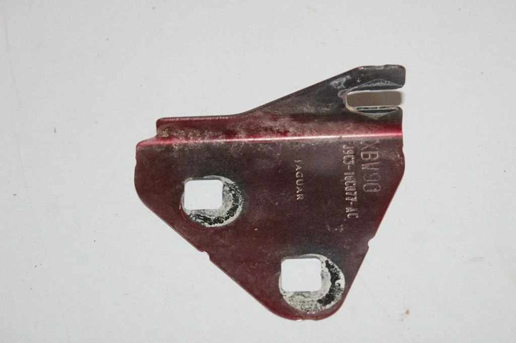 Spārna kronšteins J9C316C077AC