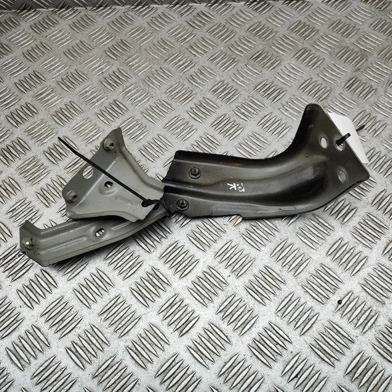Fender mounting bracket 1477919100
