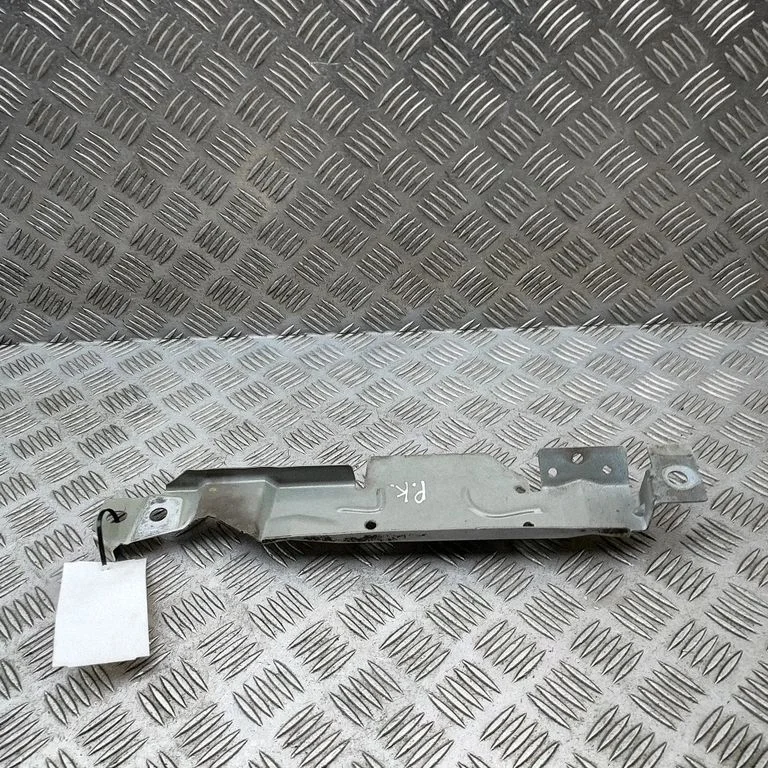 Fender mounting bracket 31416626