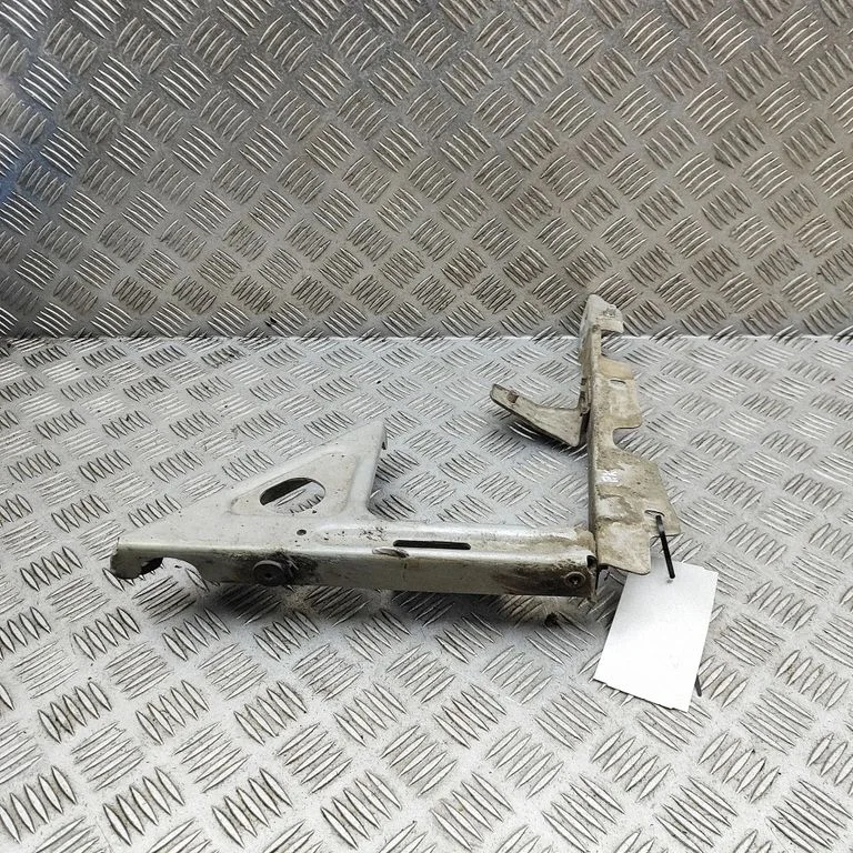 Fender mounting bracket 85270400