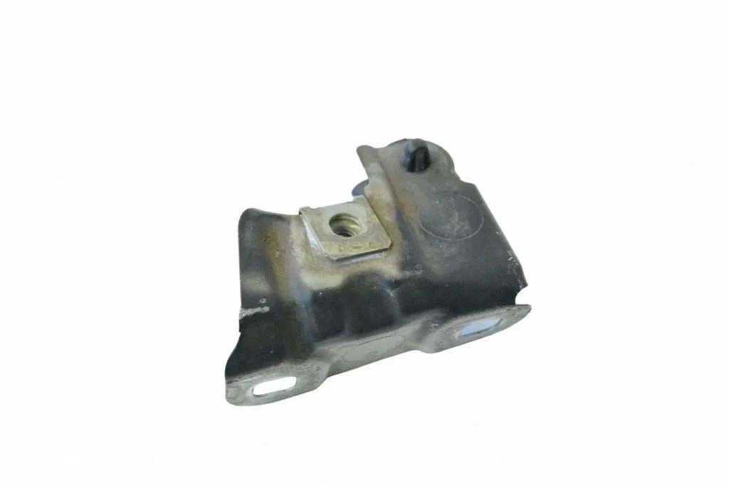 Fender mounting bracket – front right