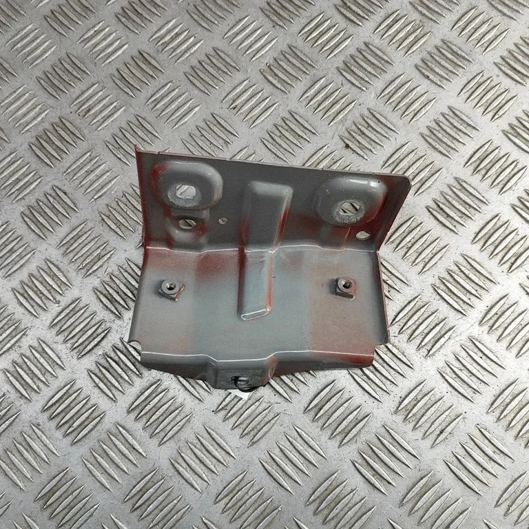 Fender mounting bracket 663505305R