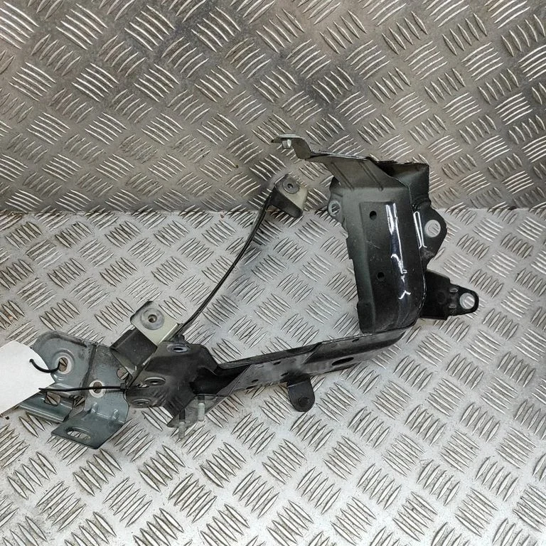 Spārna kronšteins 4M0821432