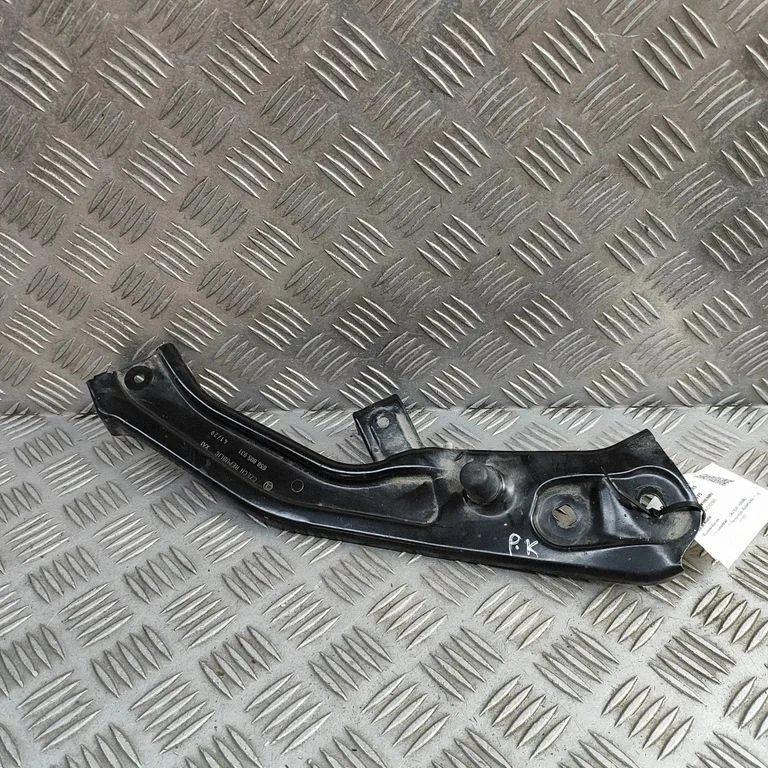 Fender mounting bracket 658805931