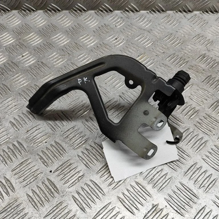 Fender mounting bracket – BMW 5 Series F10 F11 (2009-2016)