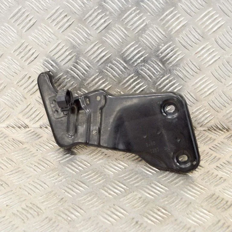 Fender mounting bracket – front right