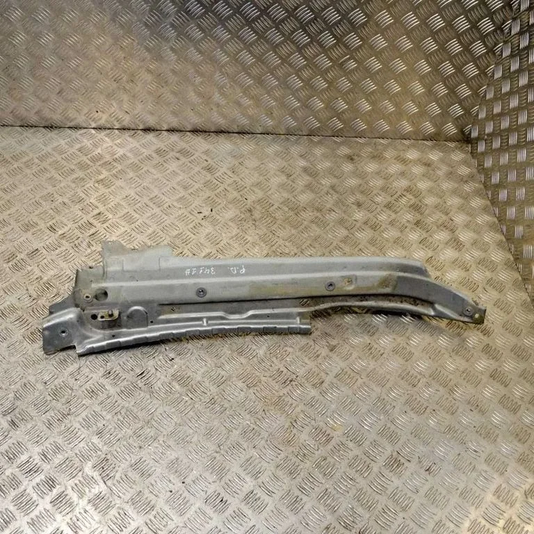 Poritiiva kinnitusklamber – Audi Q7 4L (2005-2015)