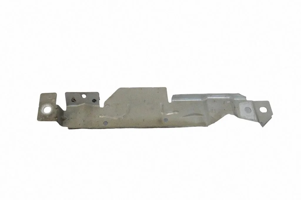 Fender mounting bracket – front right