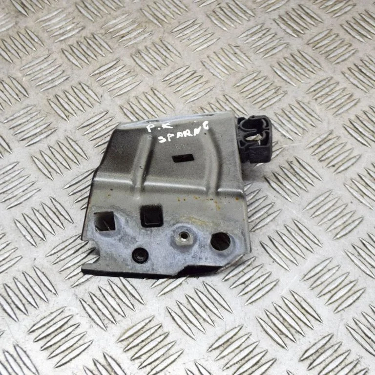 Fender mounting bracket – front left
