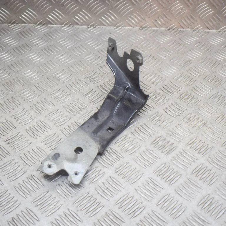 Fender mounting bracket D768