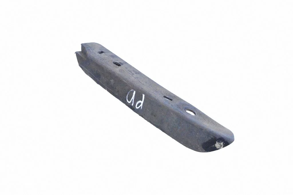 Fender mounting bracket – front right
