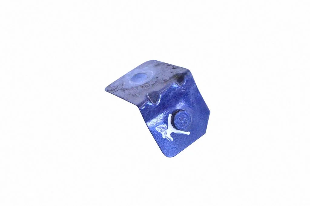 Spārna kronšteins – priekšējā kreisā