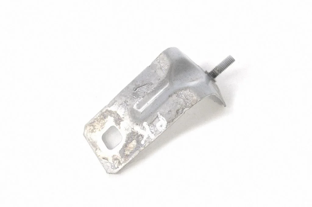 Fender mounting bracket D384