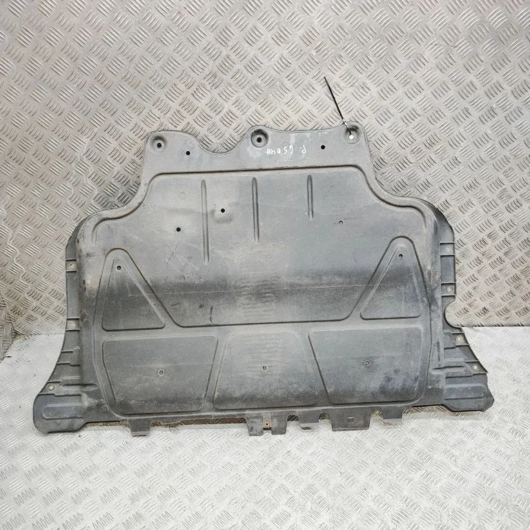 Front bumper skid plate/under tray 5Q0825236