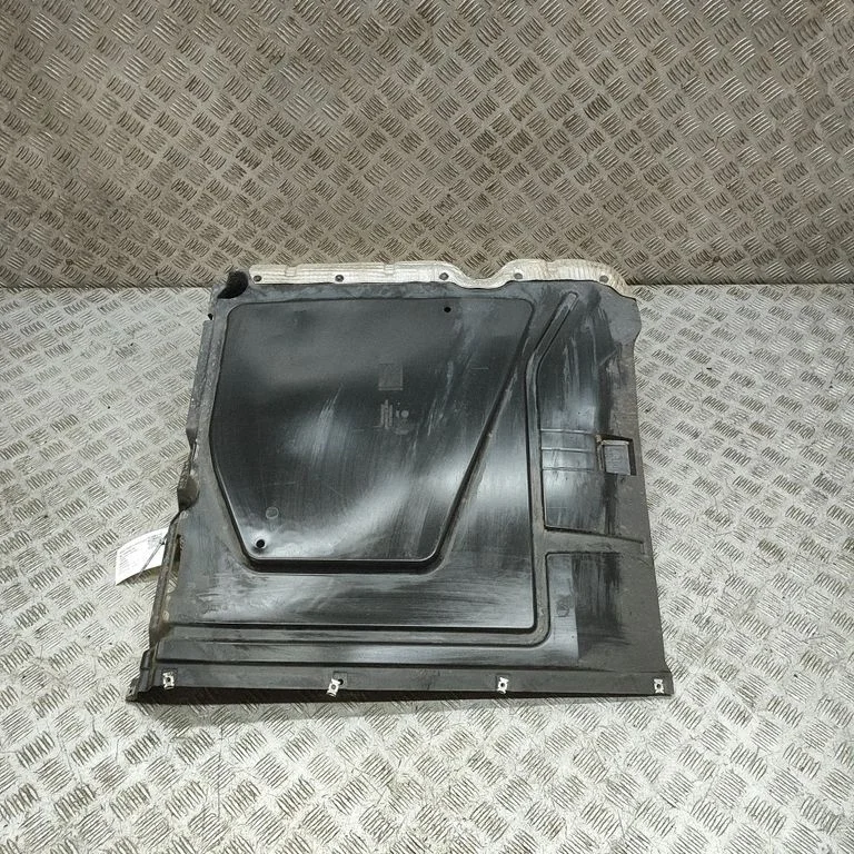 Center/middle under tray cover 7T0825336D
