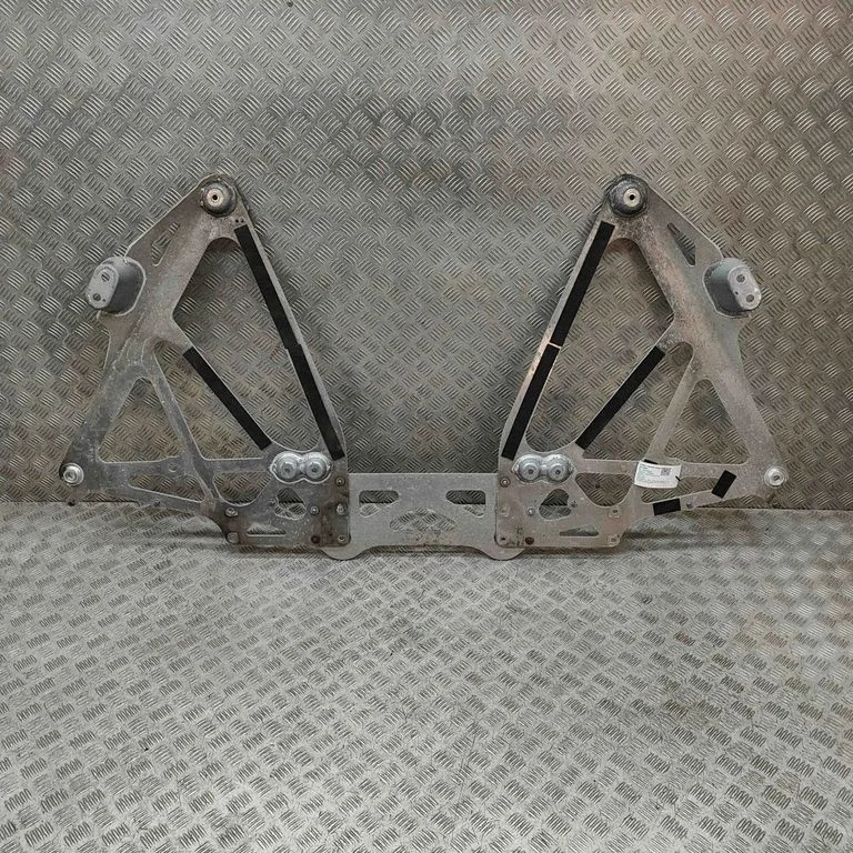 Center/middle under tray cover 9504172