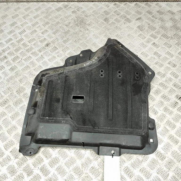 Center/middle under tray cover 7410766