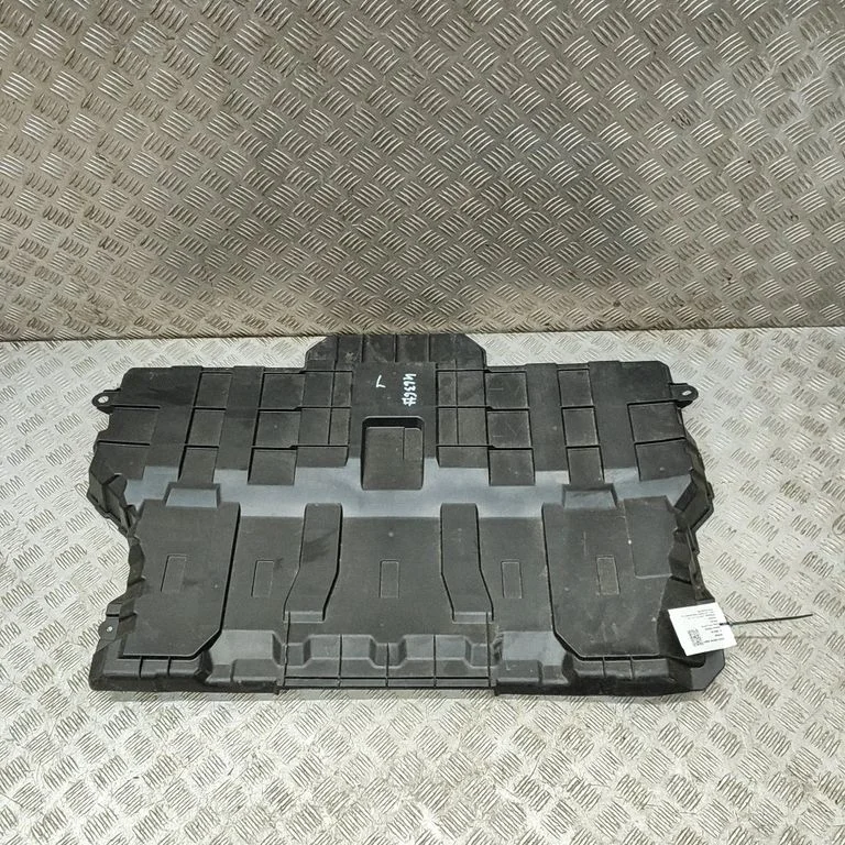 Center/middle under tray cover – Lexus RX 450H (2016-)