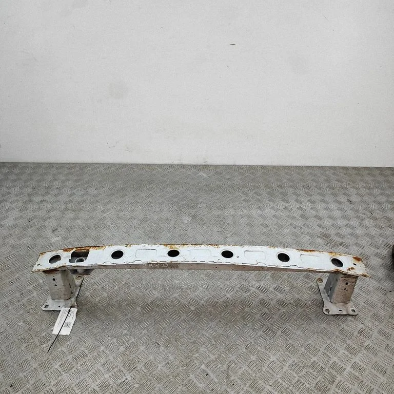 Aizmugurējā bufera šķērssija 8V4807309