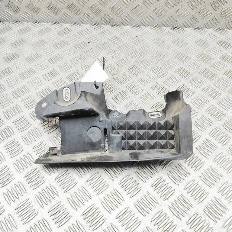 Rear bumper mounting bracket N27067Z41