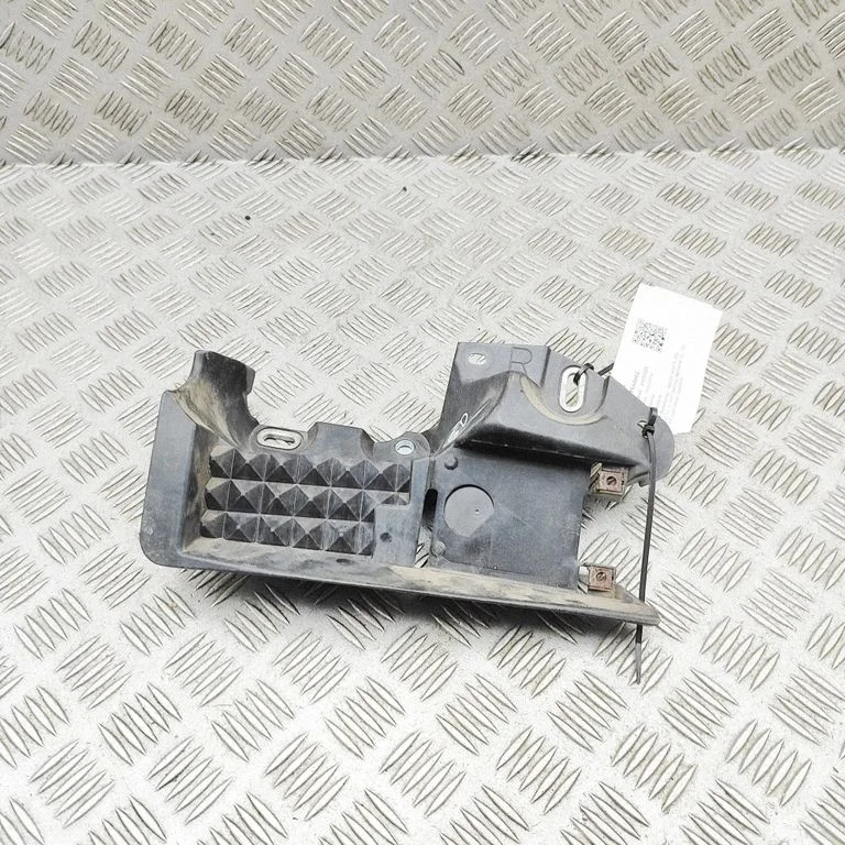 Rear bumper mounting bracket N24367Z41