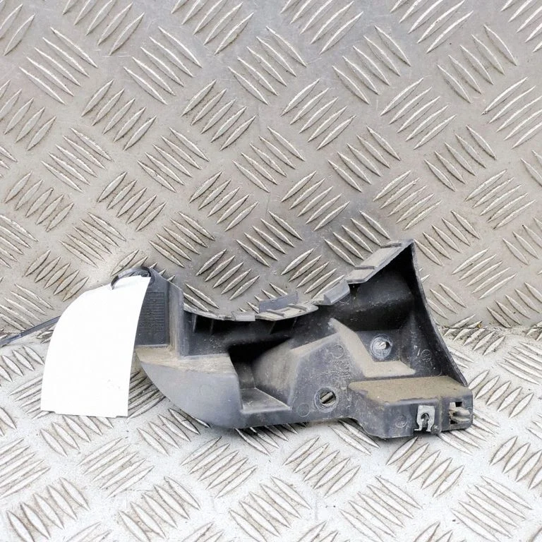 Rear bumper mounting bracket