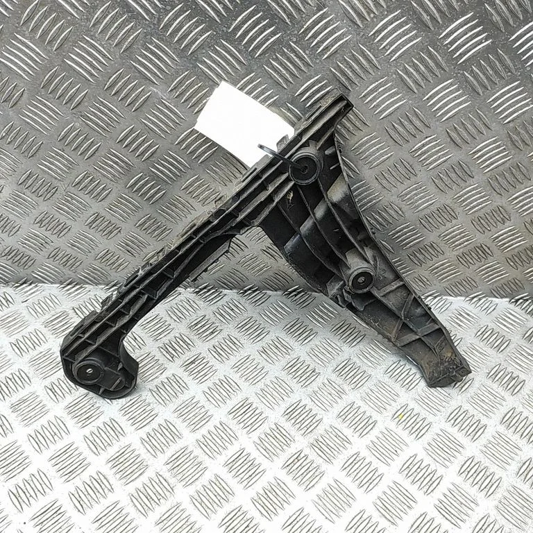 Aizmugurējā bufera turētājs 8W6807453