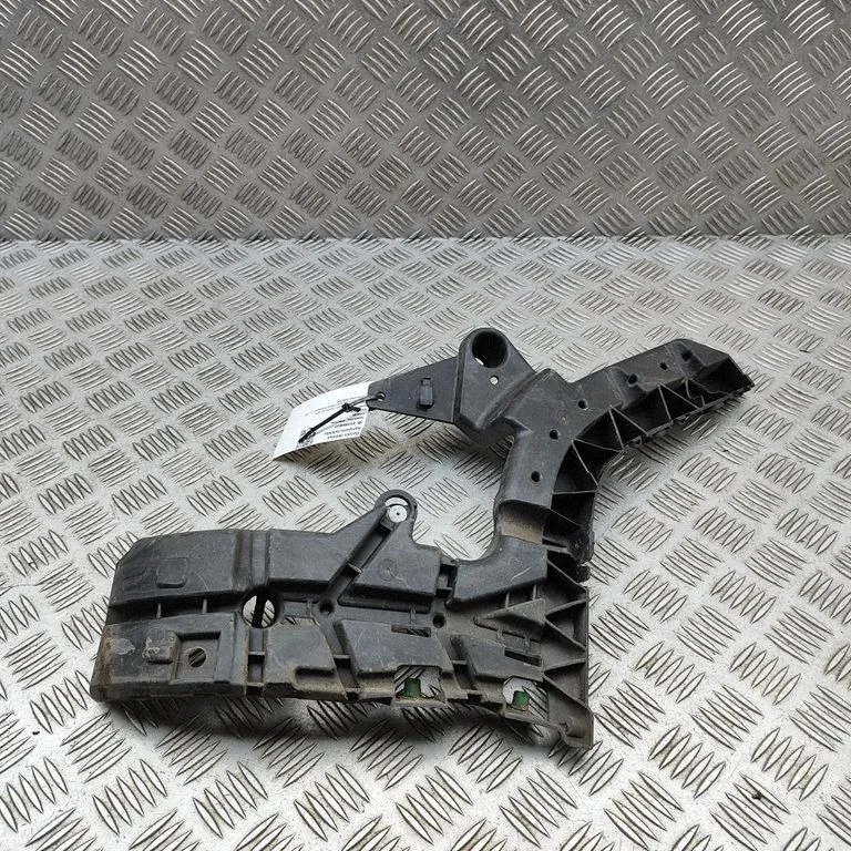 Rear bumper mounting bracket 32390720