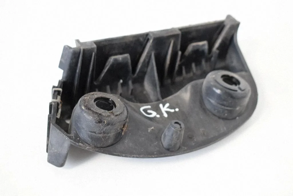 Rear bumper mounting bracket 7118193